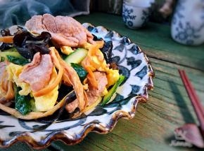 这道木须肉，没有加任何鸡精味精来提鲜，入口清香爽口，里脊肉经过腌制，入口嫩滑，黄花菜的香味及脆嫩的口感为这道菜增色不少。