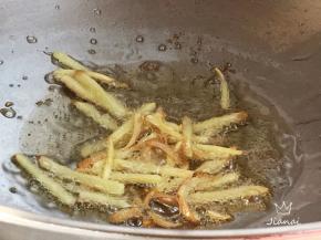 爆香姜丝，炒至姜丝微微变焦黄。