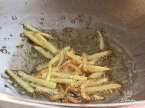 爆香姜丝，炒至姜丝微微变焦黄。