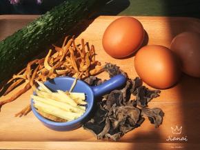 食材一览，黑木耳泡发，去掉蒂部，黄花菜冲洗干净，去掉根部，冷水泡发，备用。