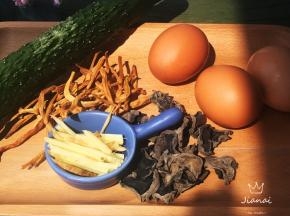 食材一览，黑木耳泡发，去掉蒂部，黄花菜冲洗干净，去掉根部，冷水泡发，备用。
