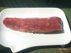 我选用的是猪身上较嫩的小里脊肉。