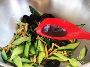 生抽调色提鲜，翻炒均匀。