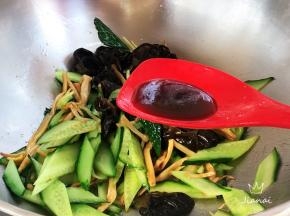生抽调色提鲜，翻炒均匀。
