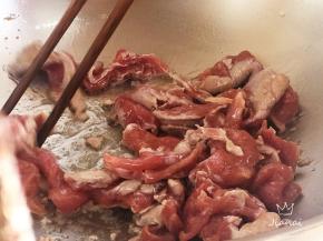 肉片炒至八成熟的样子，经过上浆腌制，里脊肉会很嫩滑，盛出备用。