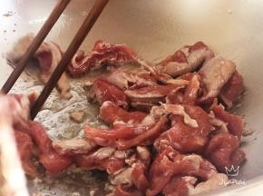 肉片炒至八成熟的样子，经过上浆腌制，里脊肉会很嫩滑，盛出备用。
