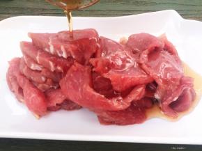 猪里脊肉切约2毫米的厚片，加入花雕酒、盐一克、蛋清、玉米淀粉抓匀腌制十五分钟。