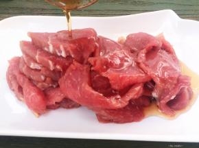 猪里脊肉切约2毫米的厚片，加入花雕酒、盐一克、蛋清、玉米淀粉抓匀腌制十五分钟。