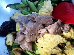 再将鸡蛋与里脊肉倒回锅中，快速翻炒均匀，即可出锅，里脊肉不要炒的火太大，会影响肉的口感而发柴，变干。