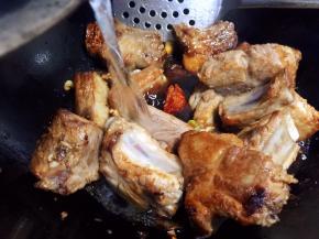 添水没过排骨，水要稍多一点