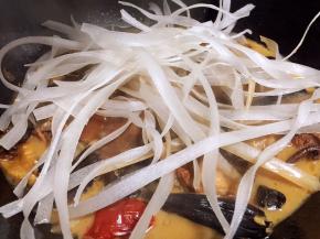 放入粉条继续煮5分钟左右即可