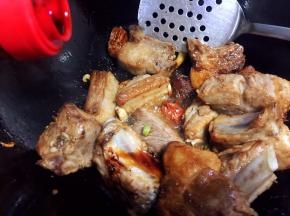 倒入老抽