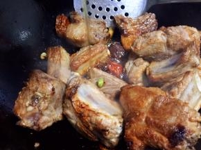 倒入料酒