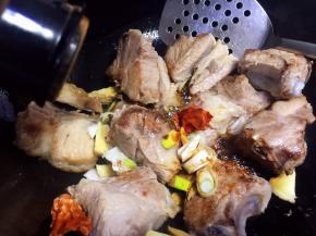 放入花椒粉翻炒片刻