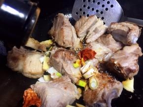 放入花椒粉翻炒片刻