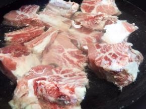 排骨洗净斩块，凉水下锅焯水去血沫