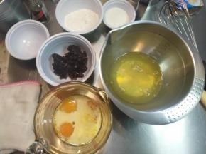 准备好全部的材料，蛋黄、蛋白分离，材料称量好。