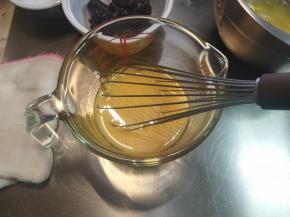 蛋黄内加入香草精打散。