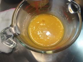 依次加入色拉油、牛奶，搅拌均匀。