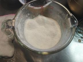 分两次筛入低筋面粉。
