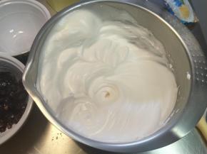 用电动打蛋器将蛋白打发至粗泡状，分3次加入细砂糖，并用电动打蛋器快速打发，蛋白出现明显纹路。