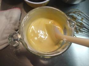 取一小半的蛋白霜加入到蛋黄面糊中，拌匀。