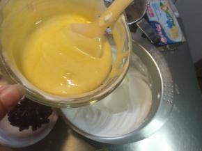 再把拌匀的面糊倒进另一半蛋白霜内。