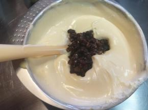 倒入蜜红豆，轻轻拌匀。