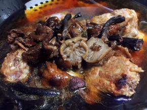 放入泡发的蘑菇