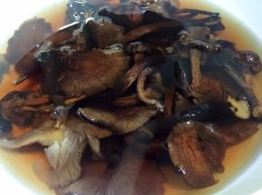野生蘑菇提前浸泡5小时左右