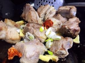 放入葱姜碎和红辣椒翻炒片刻