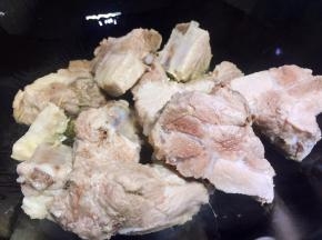 油锅烧热，放入排骨翻炒片刻