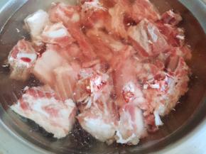 排骨凉水下锅，焯水去血沫