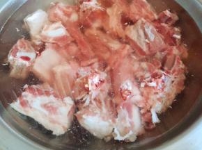 排骨凉水下锅，焯水去血沫