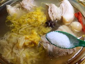 放入盐继续炖煮