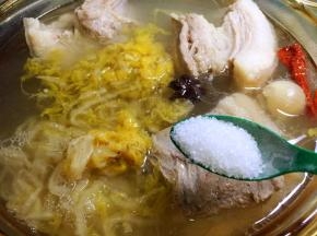 放入盐继续炖煮