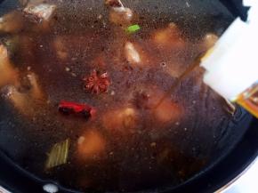 倒入料酒，大火烧开，转中火炖30分钟