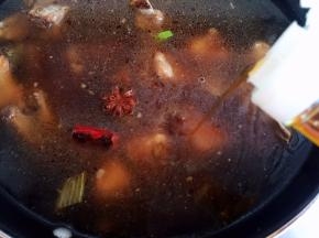 倒入料酒，大火烧开，转中火炖30分钟