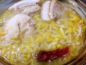 肉熟即可，捞出肉块晾温