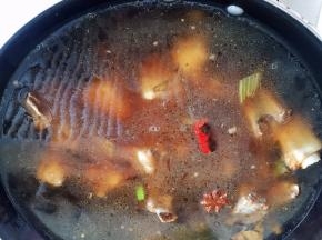 翻炒均匀后添水，没过排骨