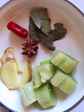 葱切段，生姜切粗条