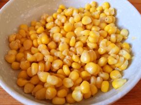备好熟玉米粒