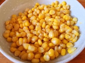 备好熟玉米粒