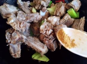放入花椒粉