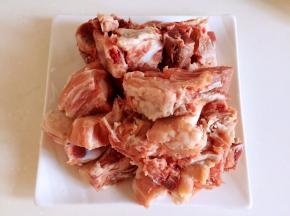 排骨洗净斩小块