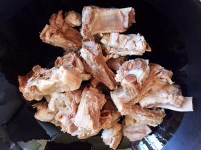 油锅烧热，放入排骨煸炒