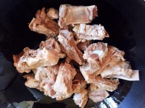 油锅烧热，放入排骨煸炒