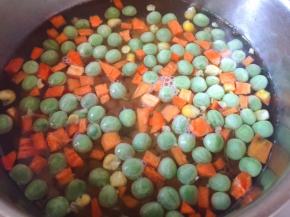 放入玉米粒煮开