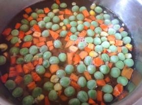 放入玉米粒煮开