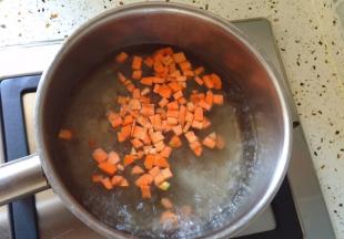 锅中烧开水，放入胡萝卜丁煮开